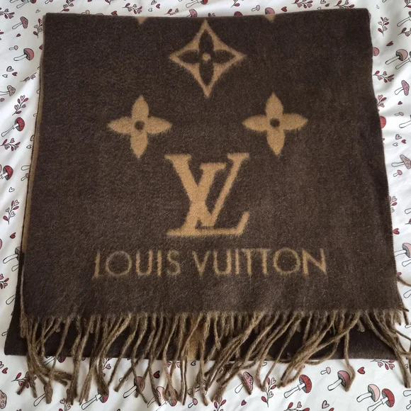 Louis Vuitton Elegant Brown Monogram Scarf